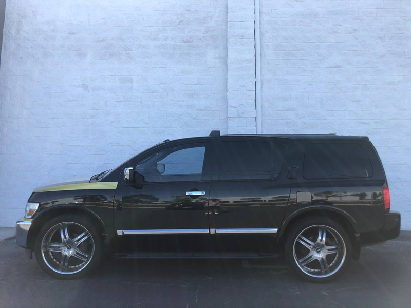 Illustration for article titled At $5,900, Could This 2006 Infiniti QX56 Turn You Into A Wrap Artist?